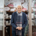 Hombre mayor en una tienda de bordados en Vallemossa