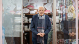 Hombre mayor en una tienda de bordados en Vallemossa