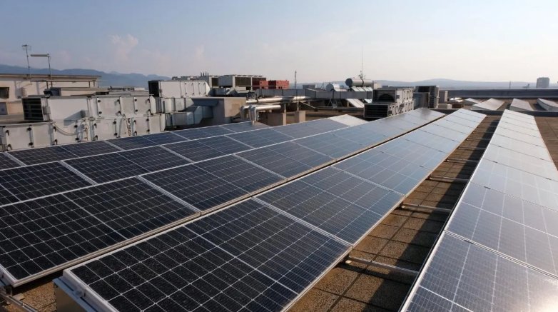 Paneles solares instalados en un edificio para autoconsumo compartido