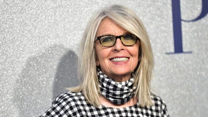 Diane Keaton saludando con un sombrero y gafas en un evento