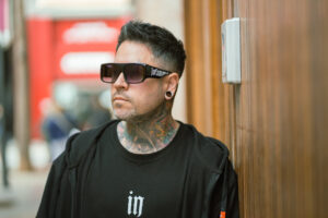 Danniel Selfmade posando con gafas de sol y camiseta negra