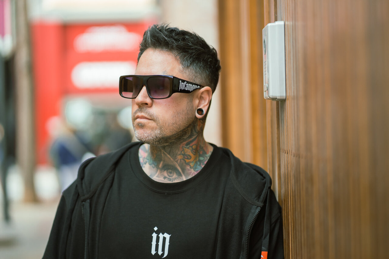 Danniel Selfmade posando con gafas de sol y camiseta negra