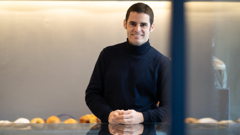Llu&iacute;s P&eacute;rez en su pasteler&iacute;a en Mallorca, sonriendo y posando.