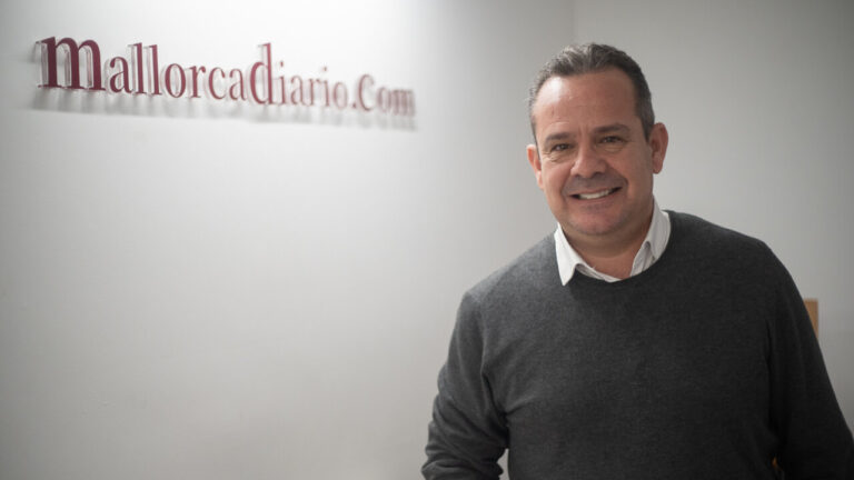 Toni Fuster sonriendo en la oficina de Mallorca Diario