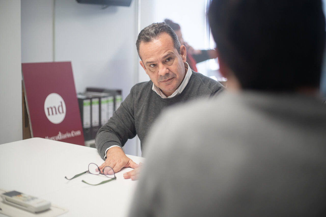 Toni Fuster durante una entrevista en una oficina.