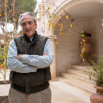 Guillem Reyn&eacute;s Corbella posando en su casa en Son Armadans