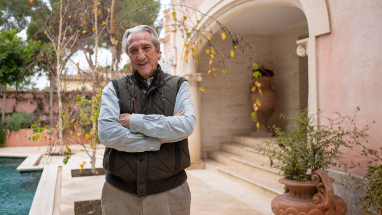 Guillem Reynés Corbella posando en su casa en Son Armadans