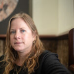 Retrato de Dana Erlich, embajadora de Israel, en un entorno acogedor.