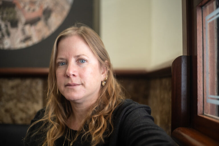 Retrato de Dana Erlich, embajadora de Israel, en un entorno acogedor.