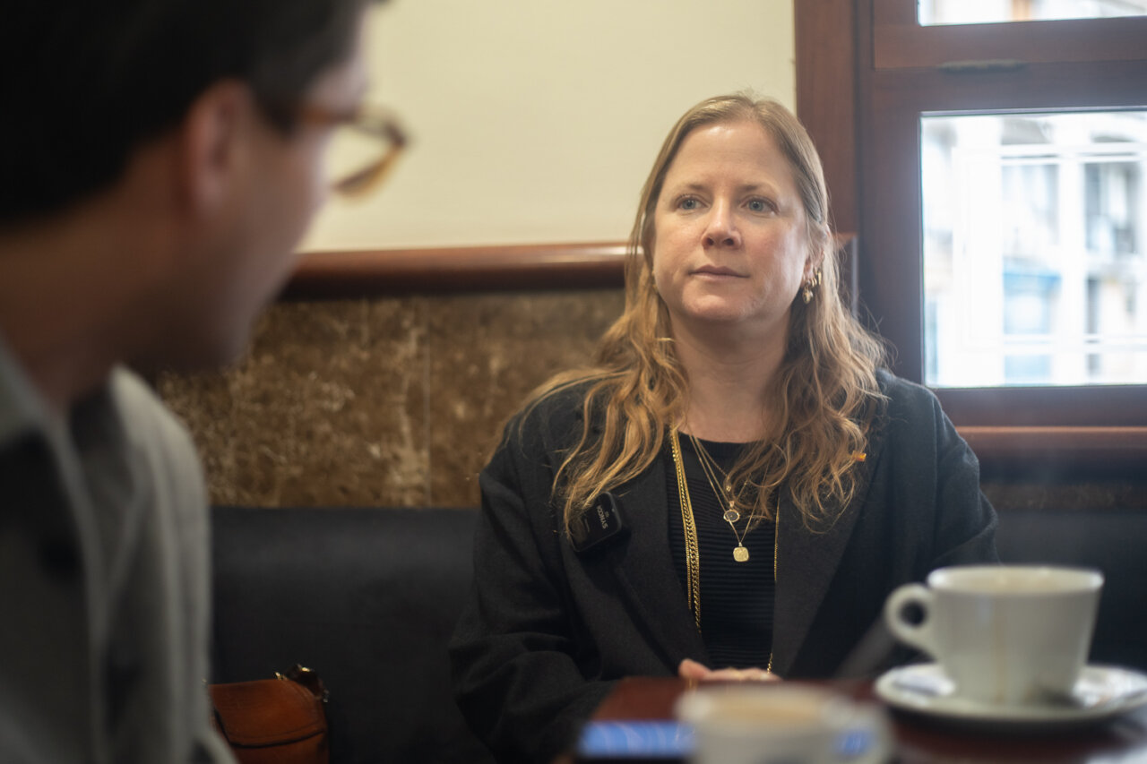 Entrevista a la embajadora de Israel Dana Erlich en un café