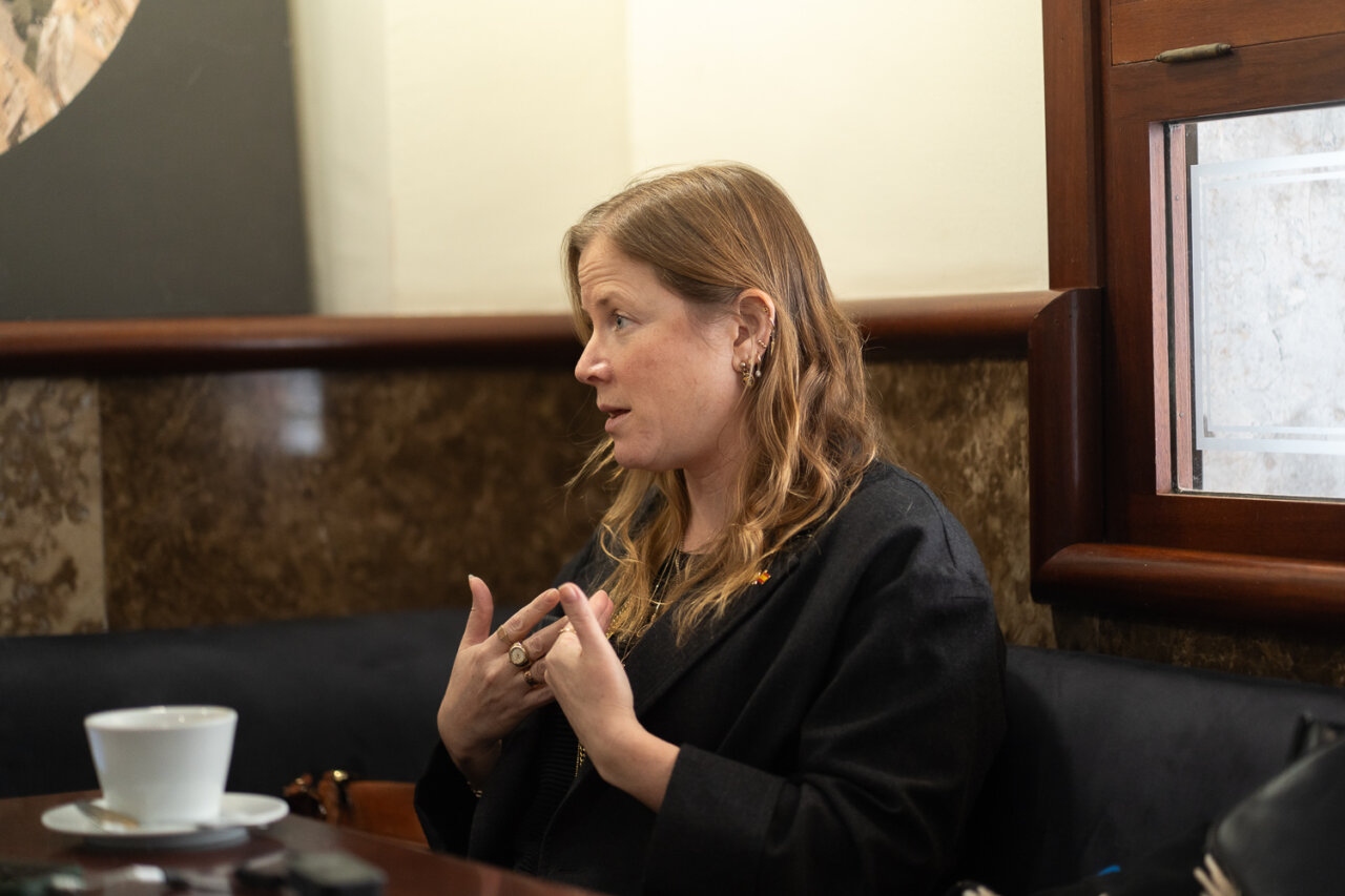 Dana Erlich, embajadora de Israel, durante una entrevista en una cafetería.