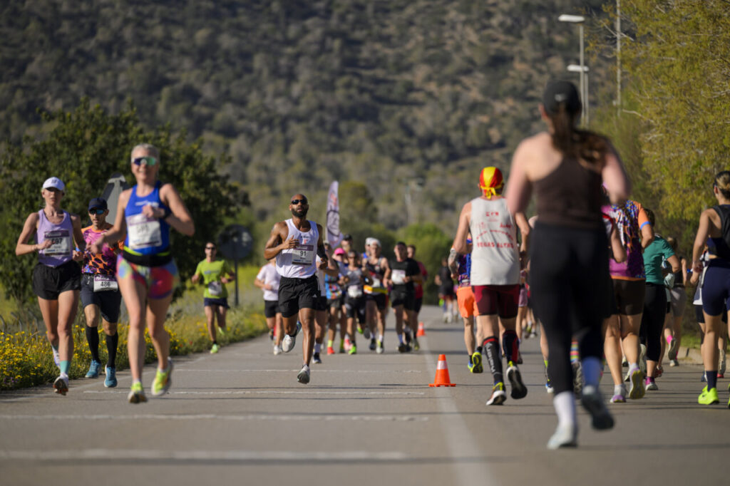 Corredores participando en la Half Marathon Magaluf 2026