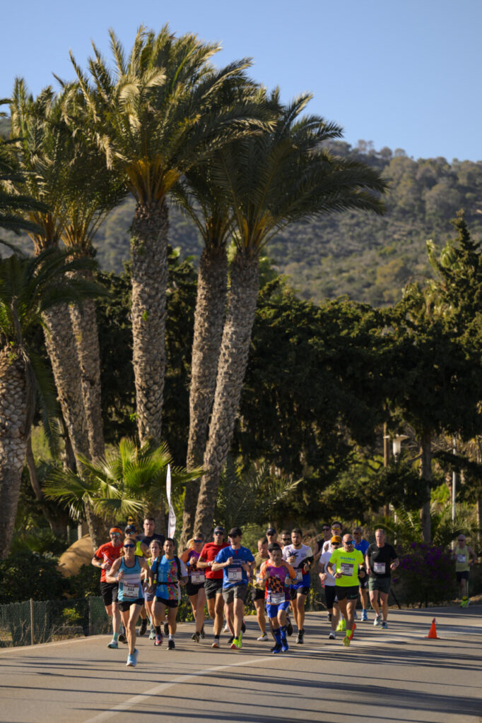 Corredores participando en la Half Marathon Magaluf 2026 entre palmeras