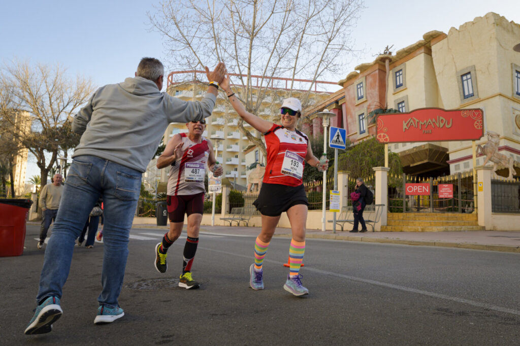 Corredores en la Half Marathon Magaluf 2026 animados por el público