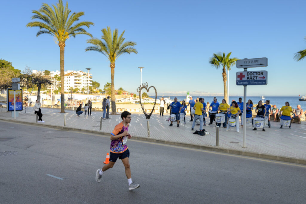 Corredor participando en la Half Marathon Magaluf 2026 con ambiente festivo.