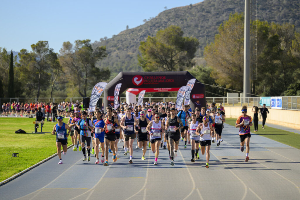 Corredores participando en la Half Marathon Magaluf 2026 en Mallorca.