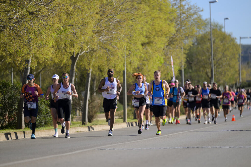 Corredores participando en la Half Marathon Magaluf 2026