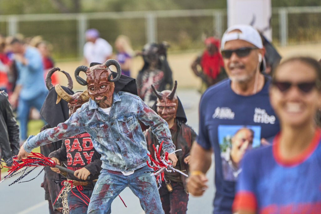 Corredores disfrazados en la Half Marathon Magaluf 2026