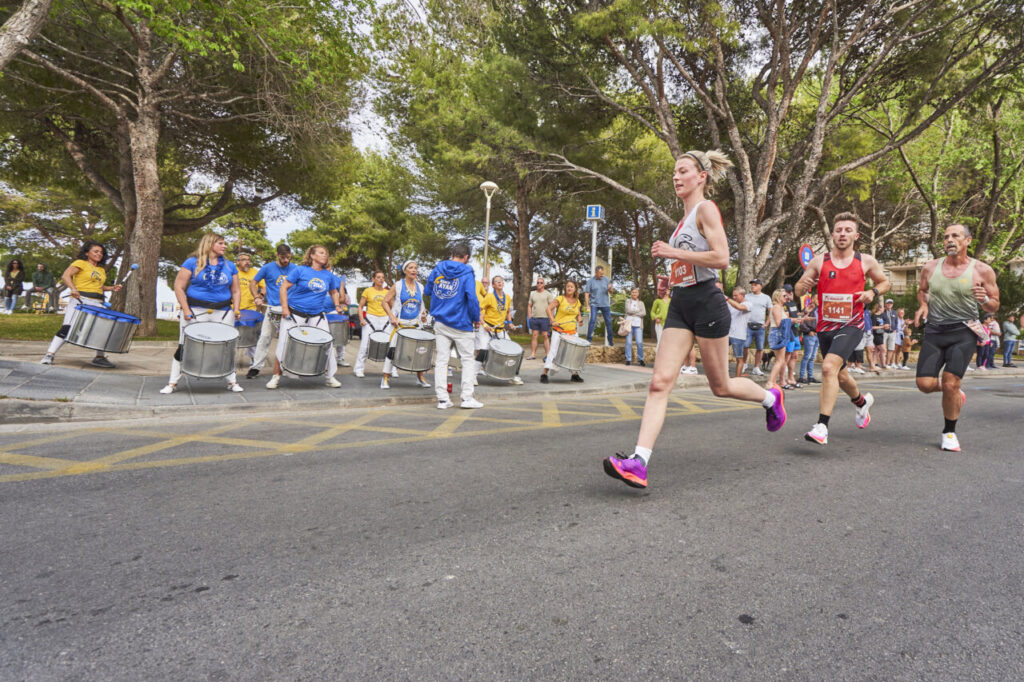 Corredores en la Half Marathon de Magaluf con animación de batucada