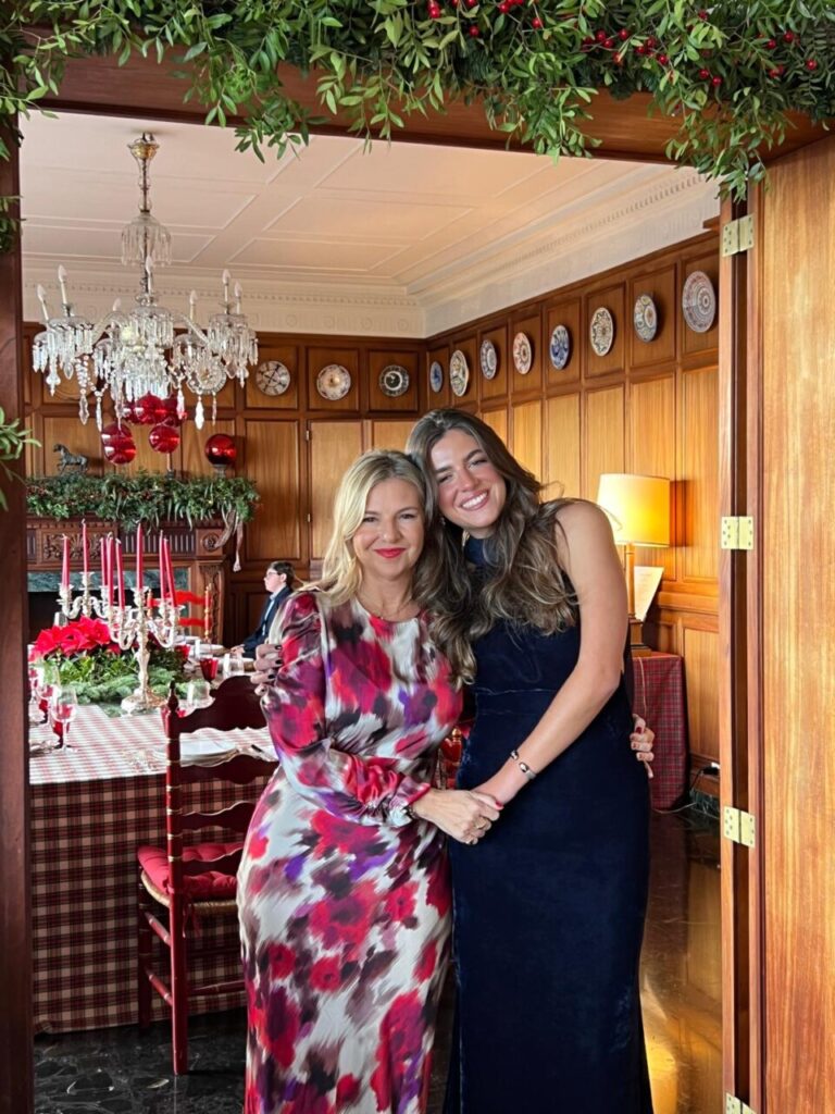 Mar&iacute;a Juan de Setmenat y amiga en la celebraci&oacute;n de su boda