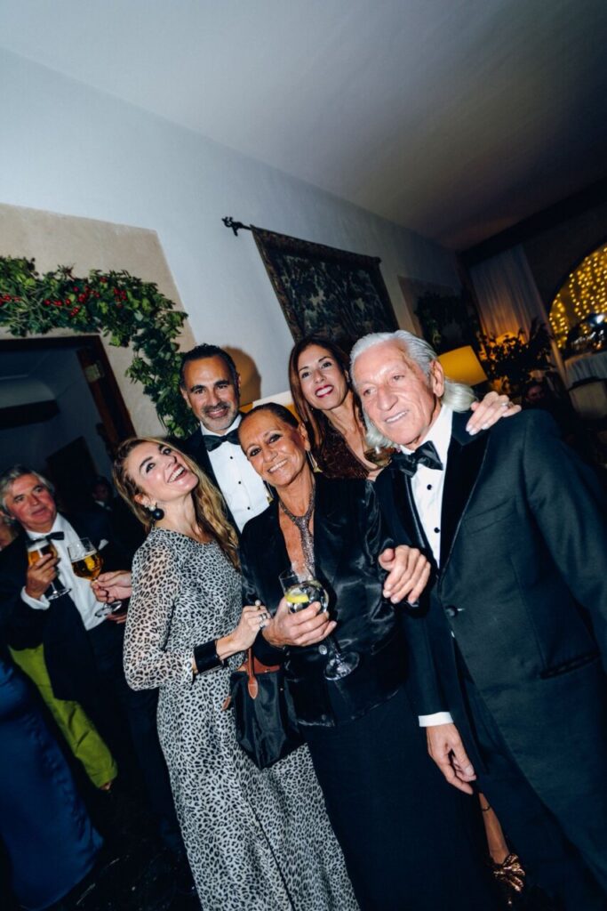 Grupo de amigos celebrando en la boda de Mar&iacute;a Juan de Setmenat y Patrick L Pop