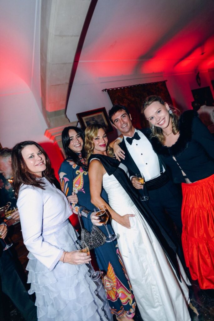 Grupo de amigos celebrando en la boda de Mar&iacute;a Juan de Setmenat y Patrick L Pop