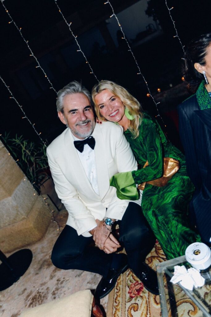 Pareja sonriente en la boda de Mar&iacute;a Juan de Setmenat y Patrick L Pop