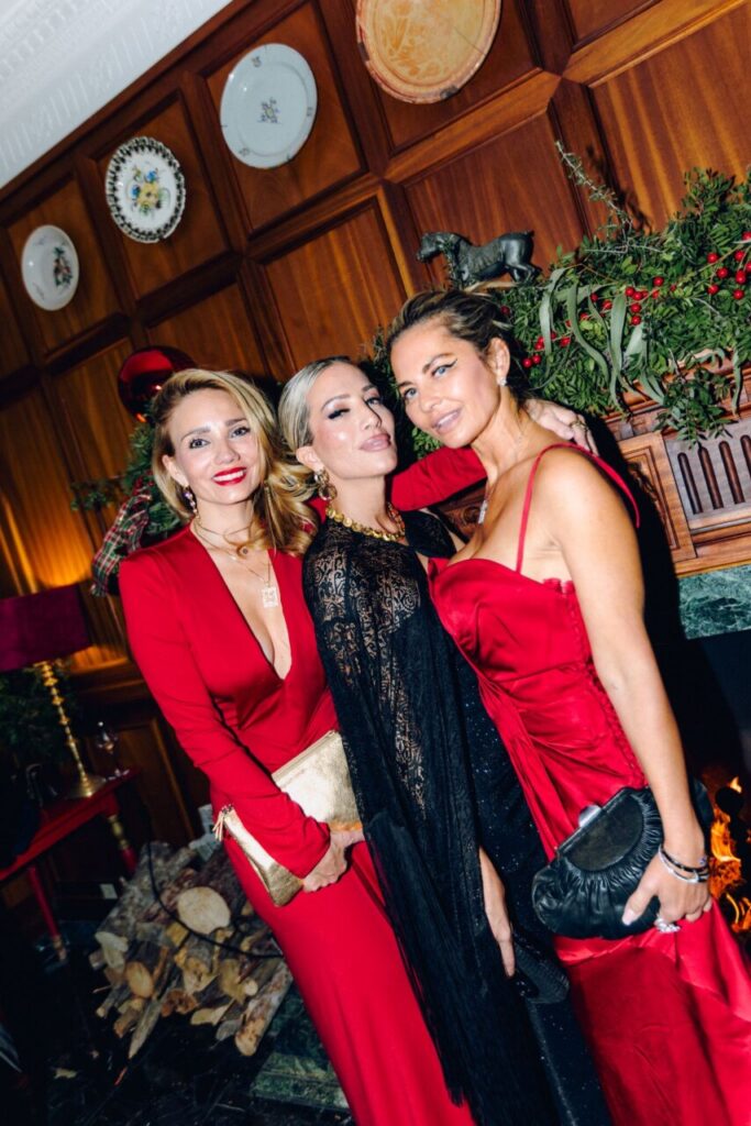 Tres mujeres elegantes posando en una celebraci&oacute;n de boda