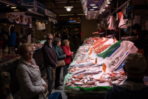 Visitantes observando la pescader&iacute;a en el Mercado del Olivar en Mallorca