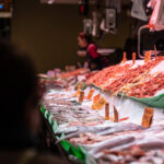 Pescader&iacute;a en el Mercado del Olivar con mariscos frescos y precios visibles