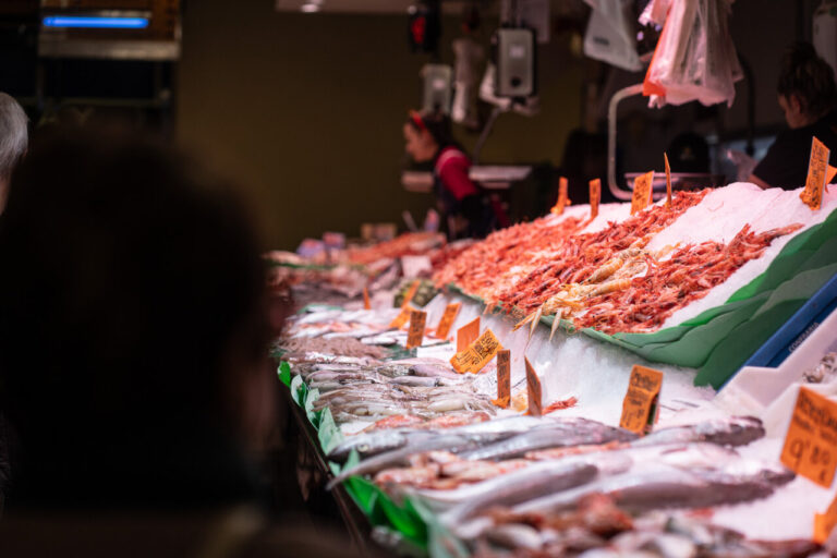 Pescader&iacute;a en el Mercado del Olivar con mariscos frescos y precios visibles