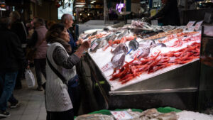 Clientes comprando mariscos en el Mercado del Olivar de Mallorca