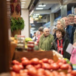 Personas comprando en el Mercado del Olivar en Mallorca