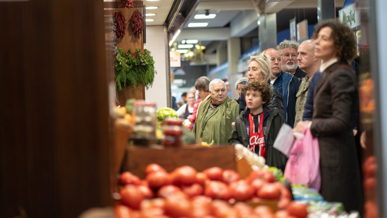 Personas comprando en el Mercado del Olivar en Mallorca