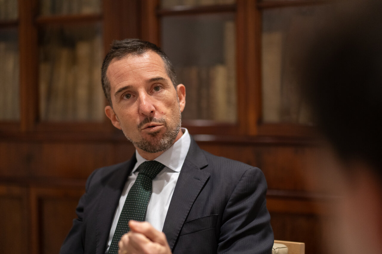 Hombre hablando en una reunión en el Colegio de Notarios.