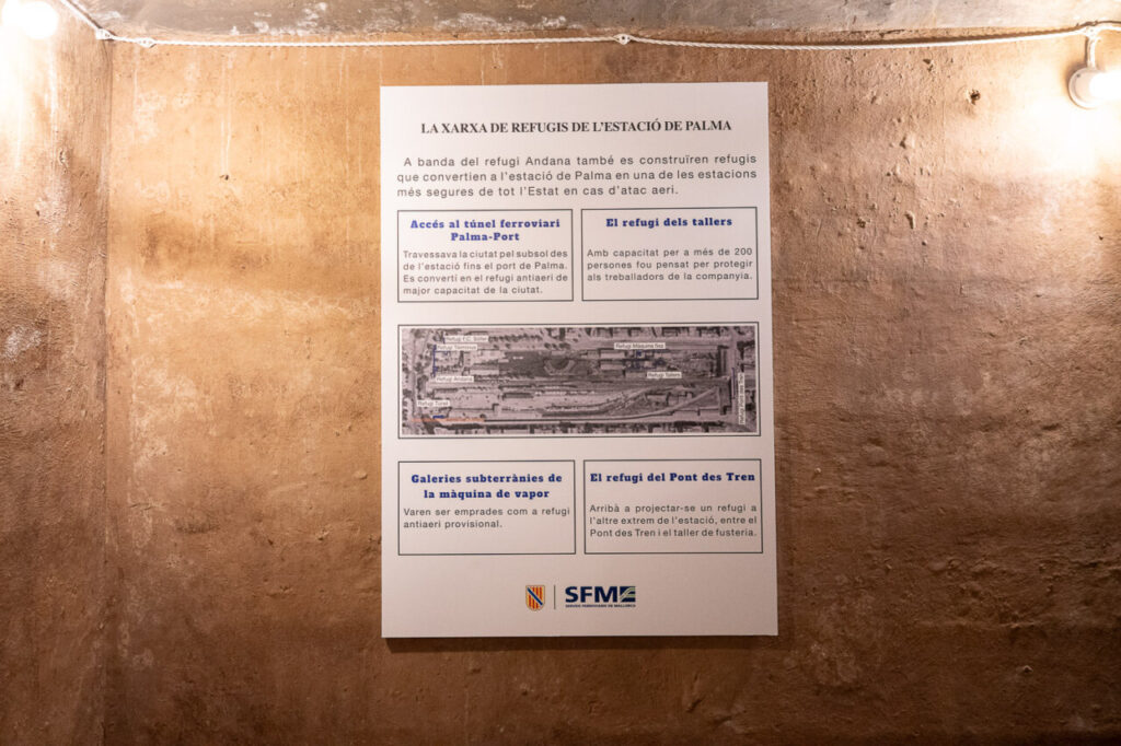 Cartel informativo sobre la nueva sede de Serveis Ferroviaris de Mallorca