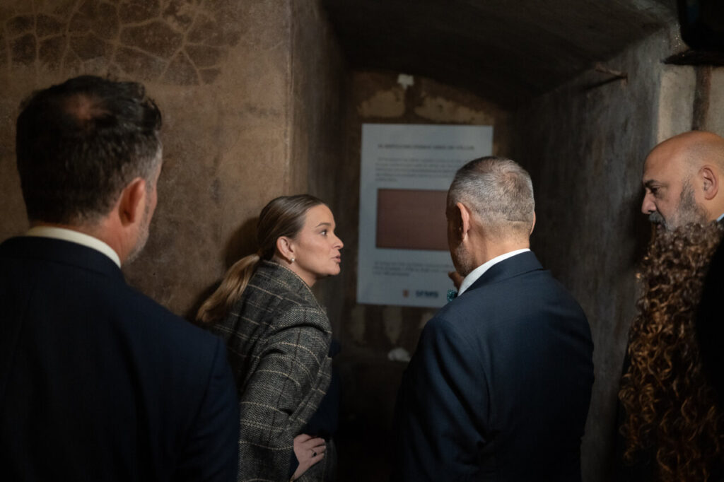 Inauguraci&oacute;n de la nueva sede de Serveis Ferroviaris de Mallorca con personas conversando.