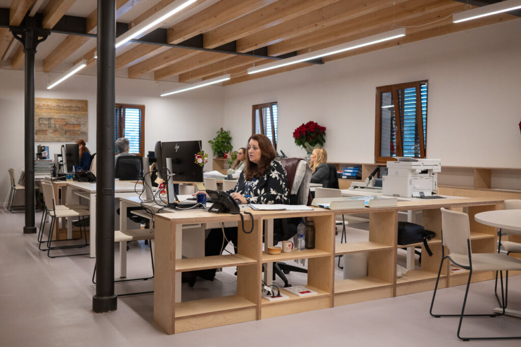 Oficina moderna en la nueva sede de Serveis Ferroviaris de Mallorca.