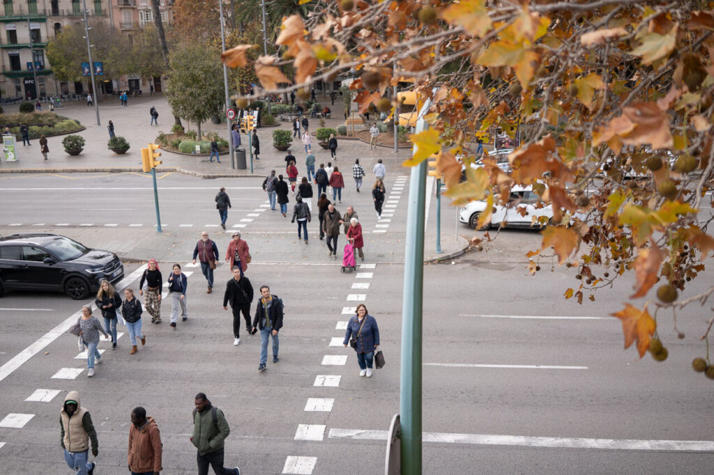 Vista de la nueva sede de Serveis Ferroviaris de Mallorca con personas cruzando la calle.