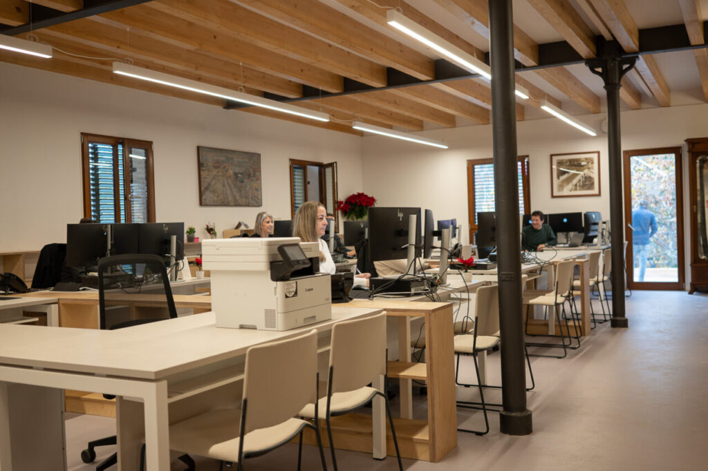 Interior de la nueva sede de Serveis Ferroviaris de Mallorca con empleados trabajando.