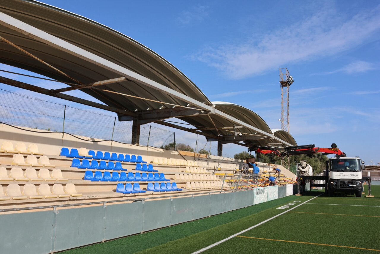 Obras de remodelaci&oacute;n en las gradas del campo de f&uacute;tbol de Cala d'Or