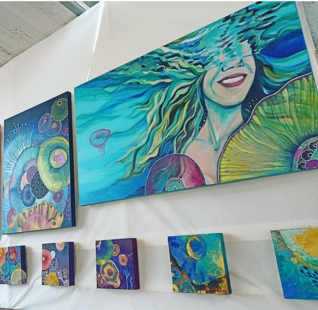 Pinturas coloridas de Maite Granados en una exposición artística