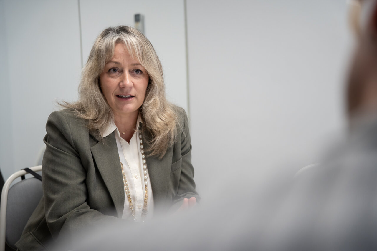 Mujer hablando en una reuni&oacute;n sobre desarrollo local