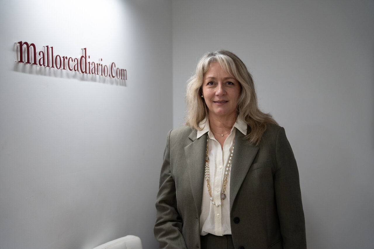Pilar Amate en su oficina con logo de Mallorca Diario