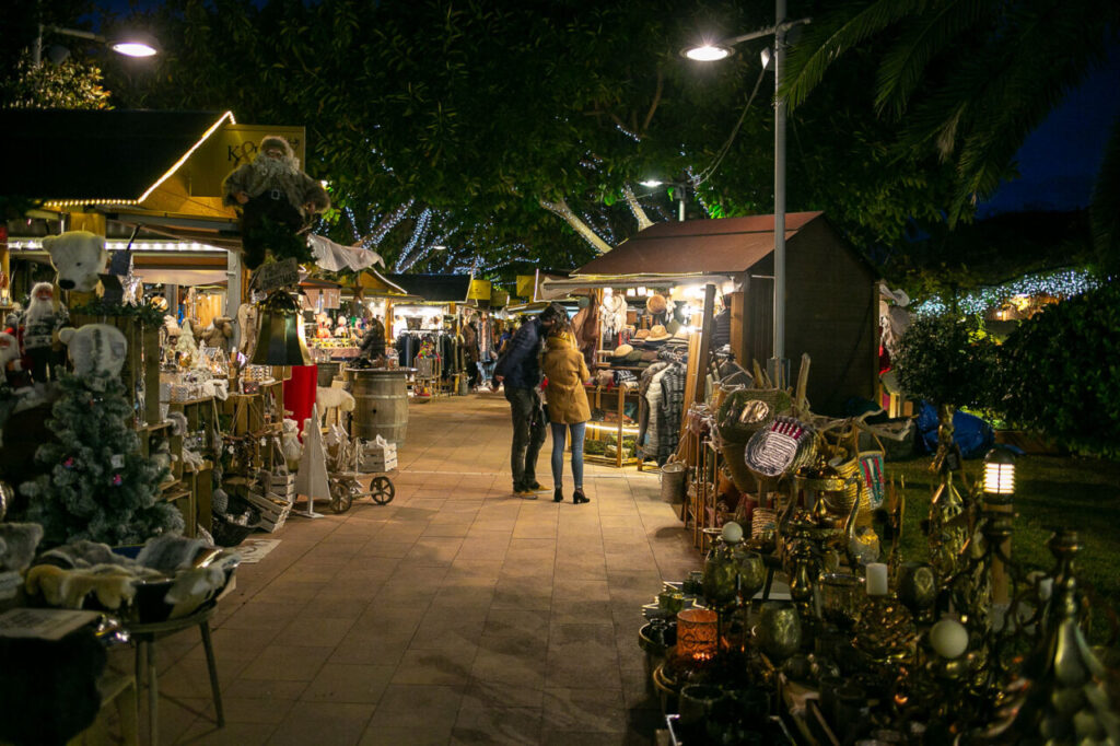 Mercadillo navideño en Mallorca con luces y decoraciones festivas