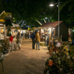 Mercadillo navideño en Mallorca con luces y decoraciones festivas