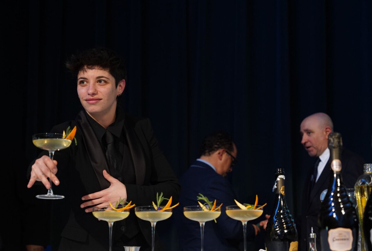 Ana Sáenz preparando un cóctel en una competencia de coctelería