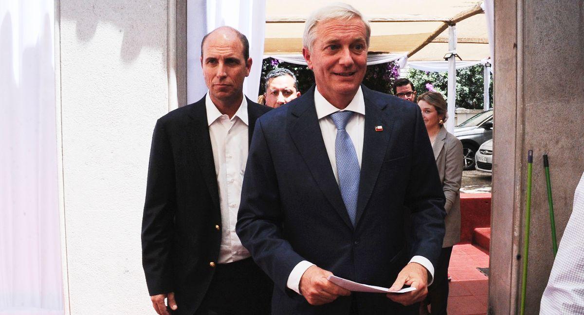 Jos&eacute; Antonio Kast en un evento pol&iacute;tico con su equipo de campa&ntilde;a.