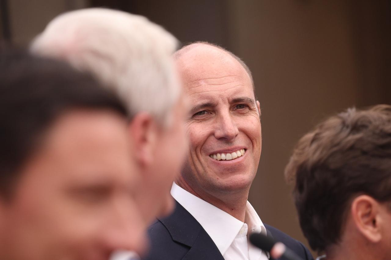 Mart&iacute;n Arrau sonriente durante un evento pol&iacute;tico en Chile.