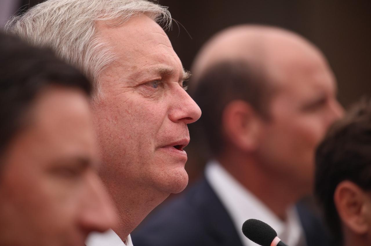 Mart&iacute;n Arrau hablando sobre el futuro Gobierno de Kast en un evento